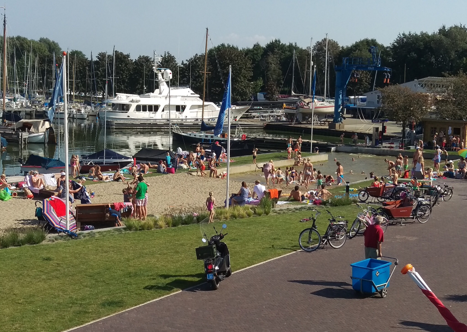 Ook in Jachthaven Naarden: Zwembad, Strandje en Kinderspeelplaats